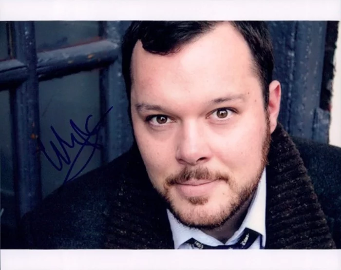 Michael Gladis autograph