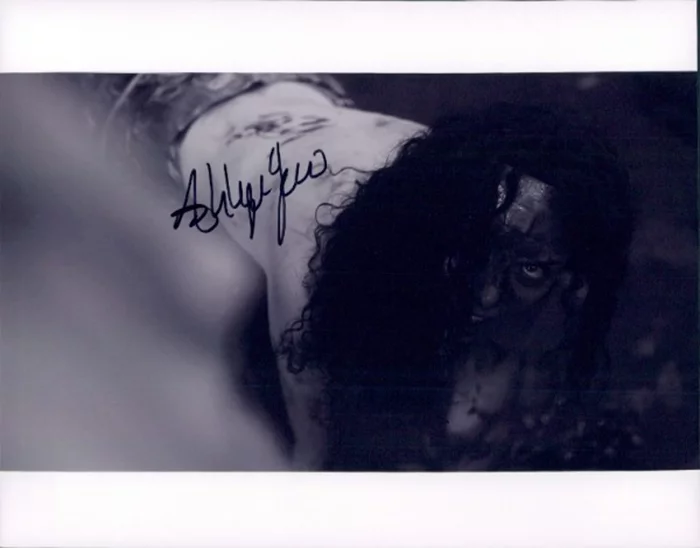 Ashlynn  Yennie autograph