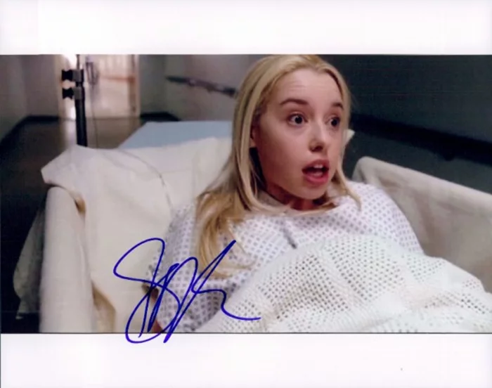 Skyler Shaye autograph