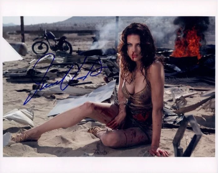 Julia Voth autograph