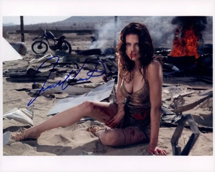 Julia Voth autograph