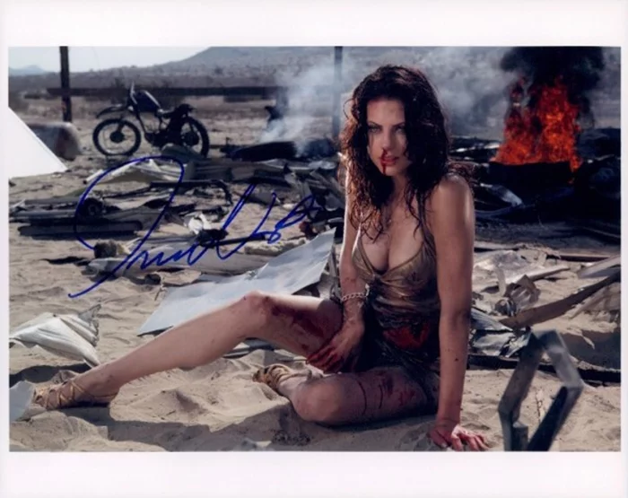Julia Voth autograph