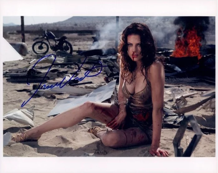 Julia Voth autograph