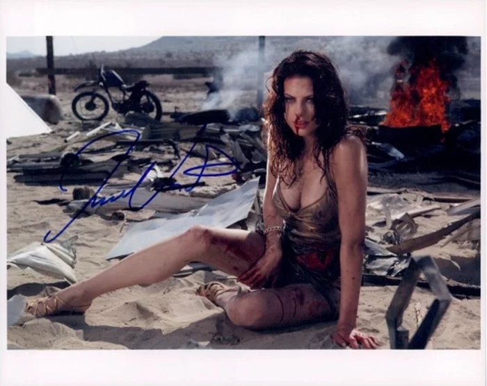Julia Voth autograph