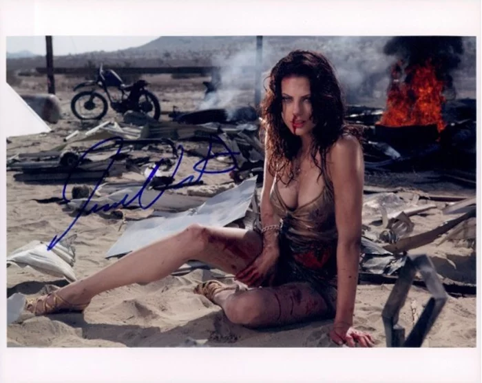 Julia Voth autograph