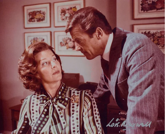 Lois Maxwell autograph