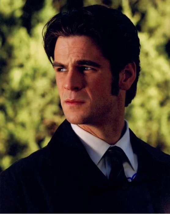 Eddie Cahill autograph