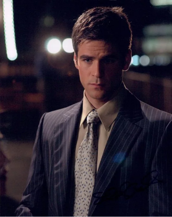 Eddie Cahill autograph