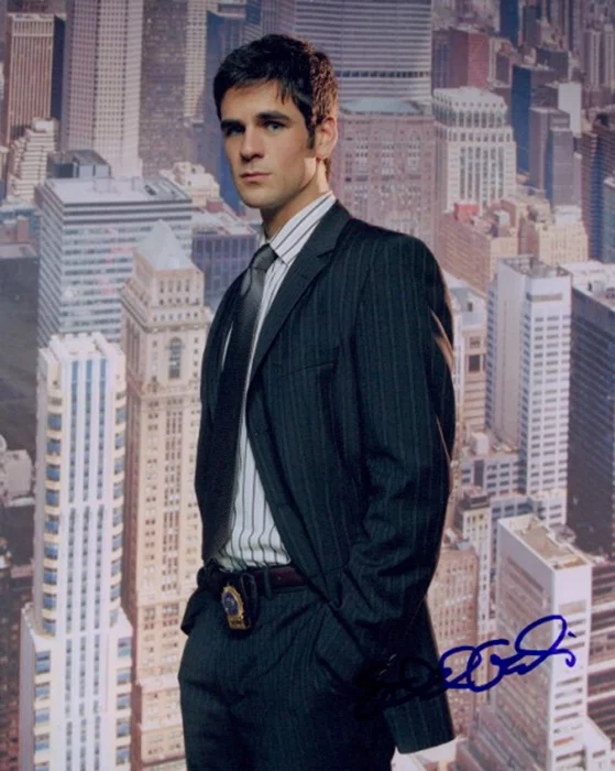Eddie Cahill autograph