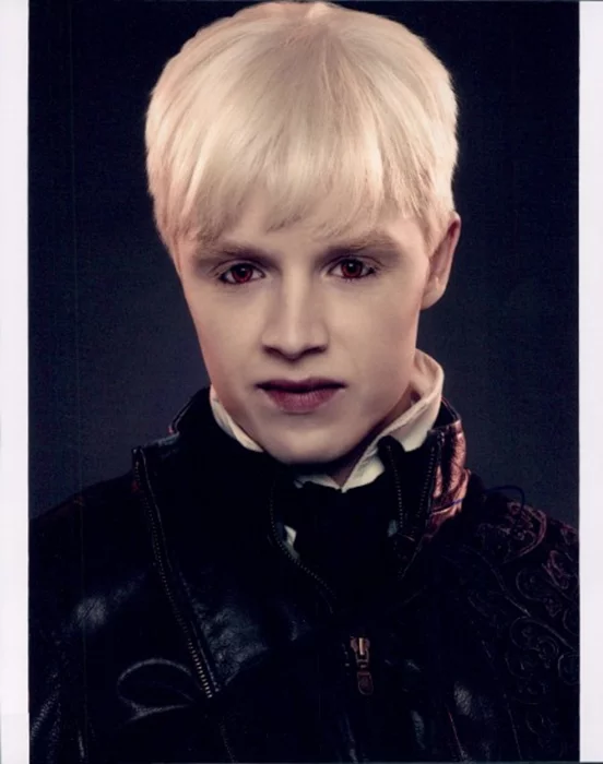 Noel Fisher autograph