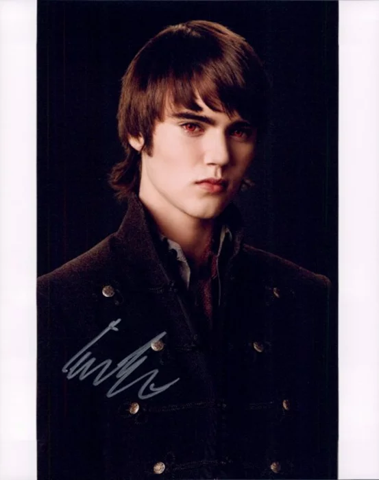 Cameron Bright autograph