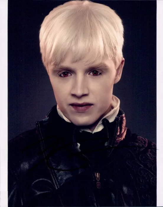 Noel Fisher autograph