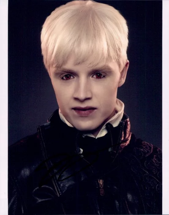 Noel Fisher autograph