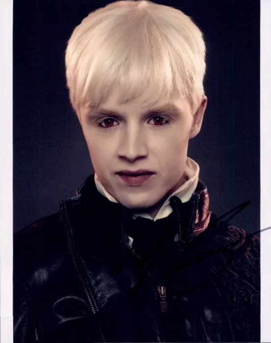 Noel Fisher autograph