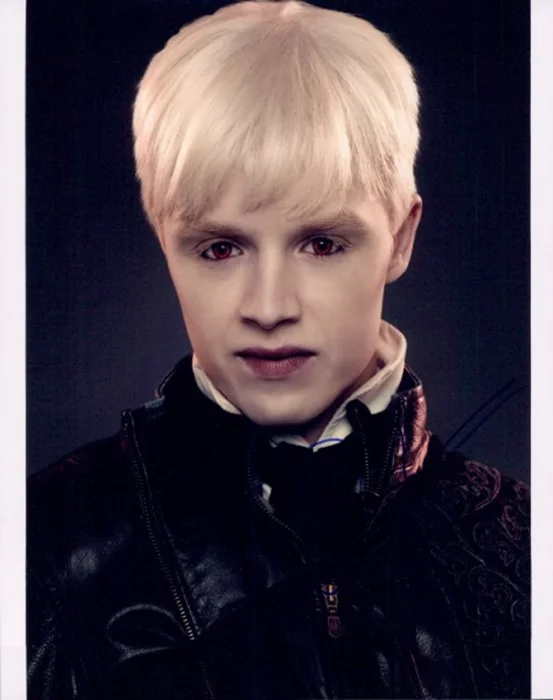 Noel Fisher autograph