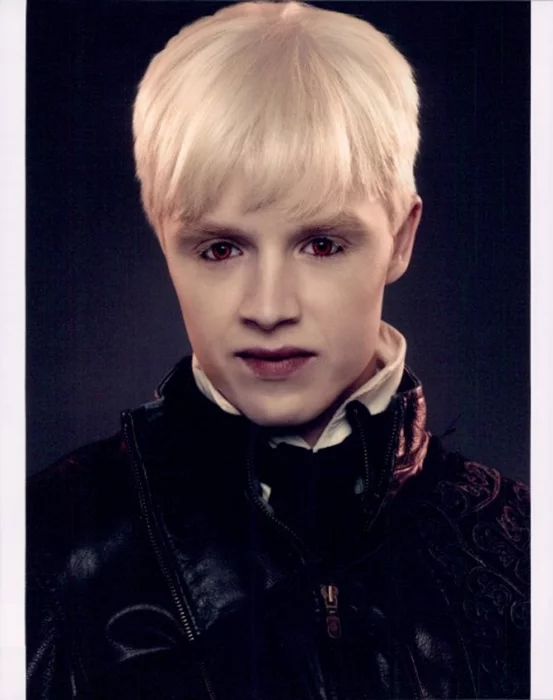 Noel Fisher autograph