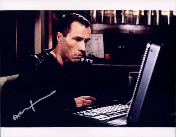 Michael Wincott autograph