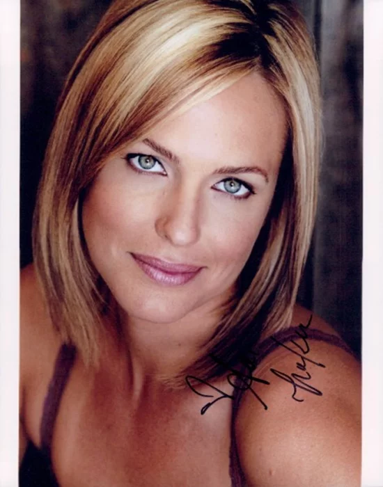 Arianne Zucker autograph