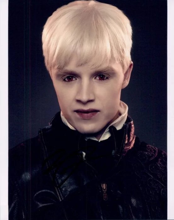 Noel Fisher autograph