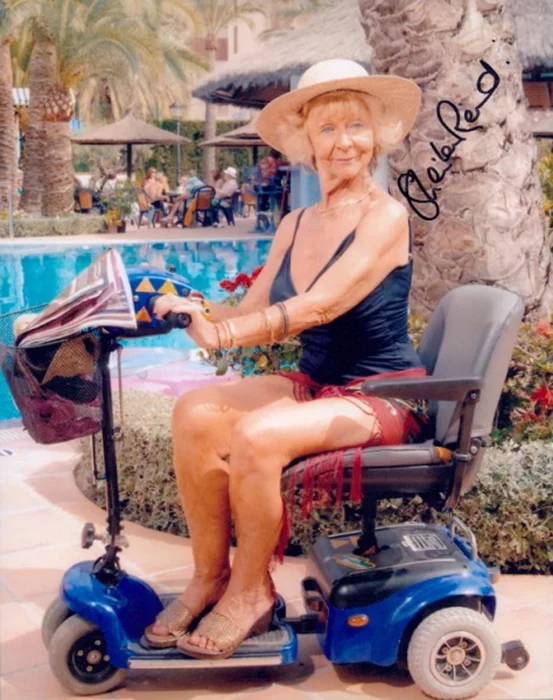 Sheila Reid autograph