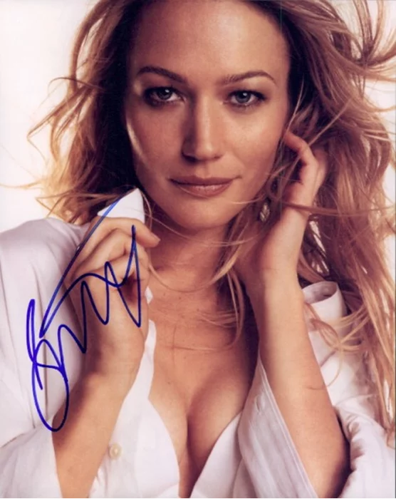 Sarah Wynter autograph