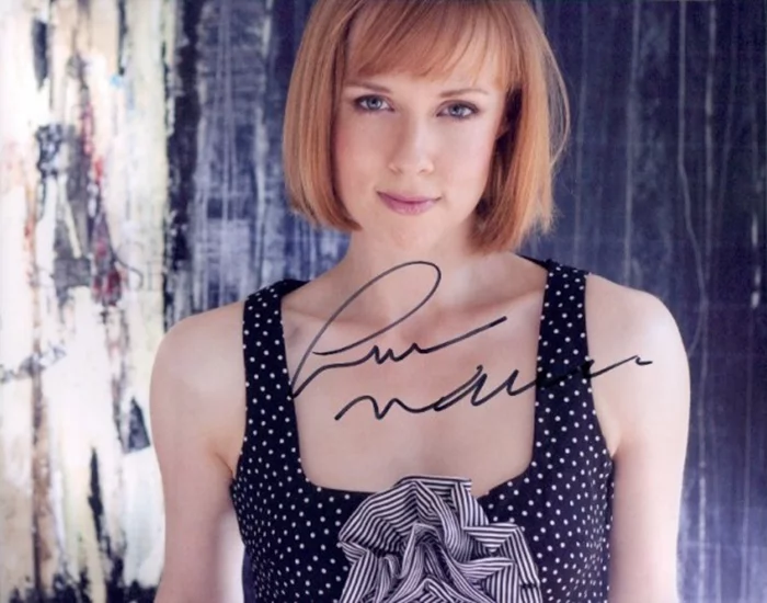 Laura  Waddell autograph