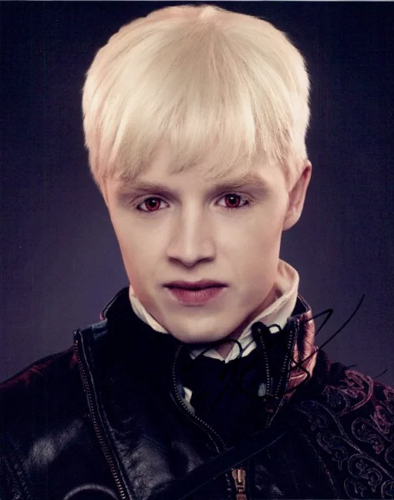 Noel Fisher autograph