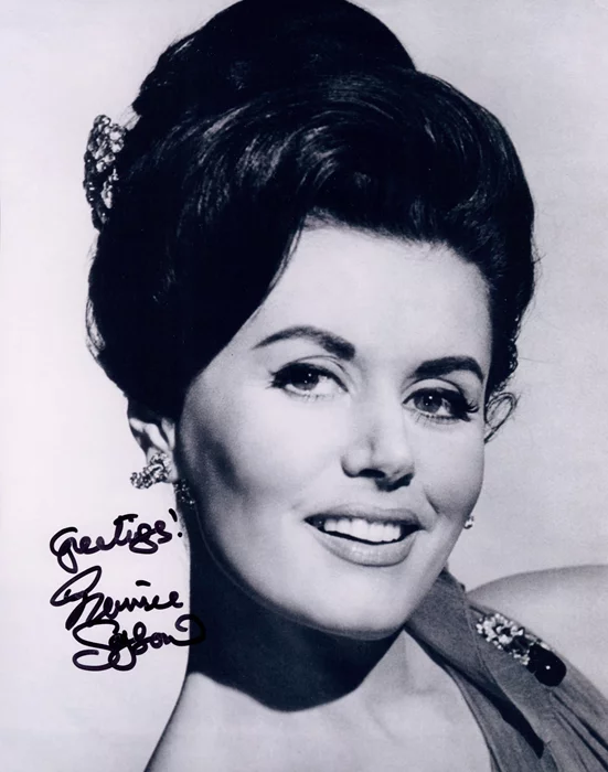 Eunice Gayson autograph