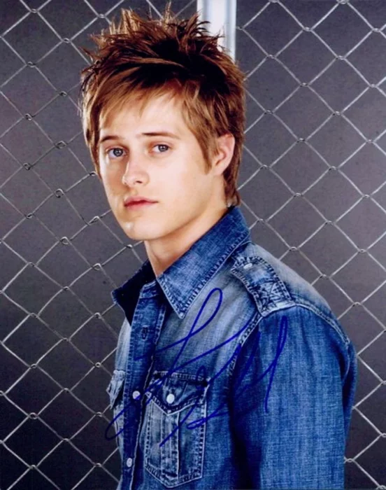 Lucas Grabeel autograph
