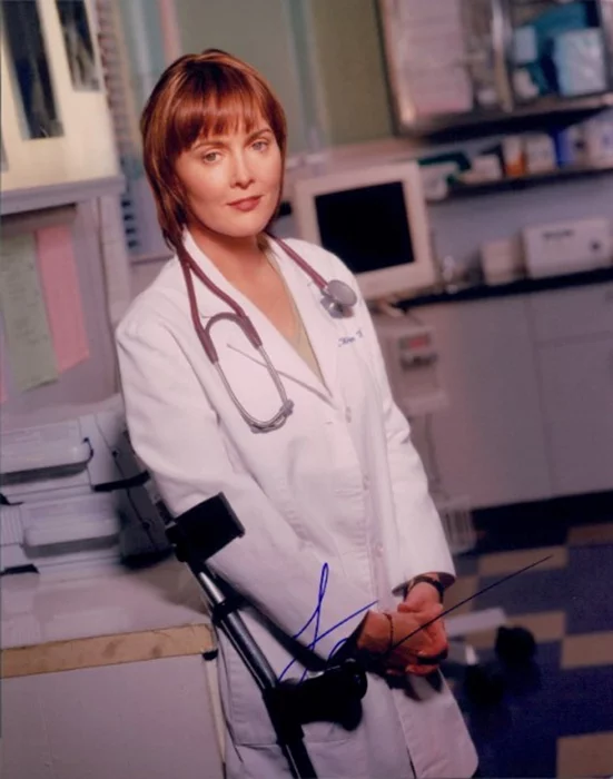 Laura Innes autograph