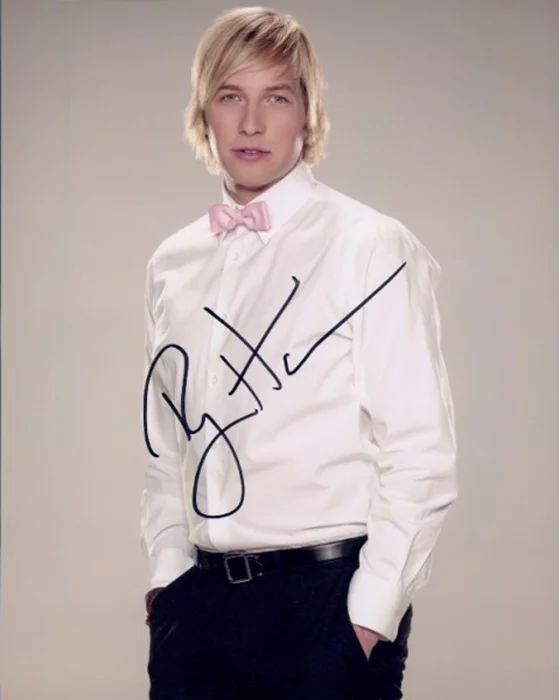 Ryan Hansen autograph