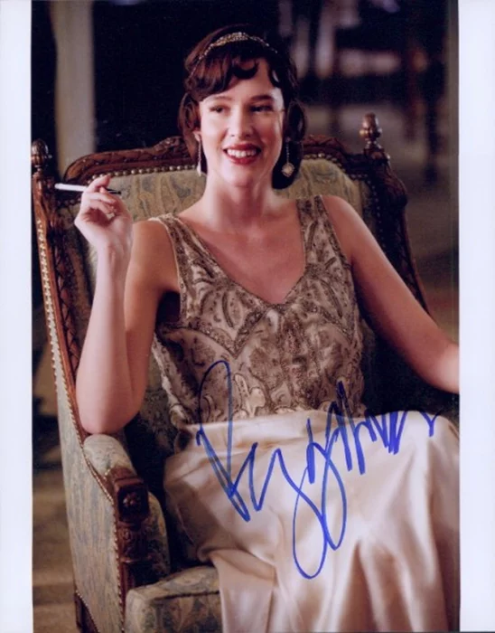 Paz de la Huerta autograph