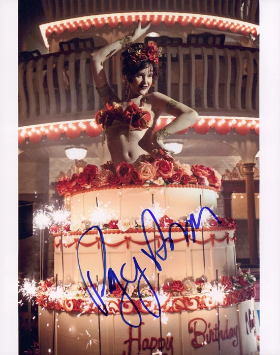 Paz de la Huerta autograph