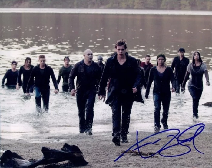 Xavier Samuel autograph