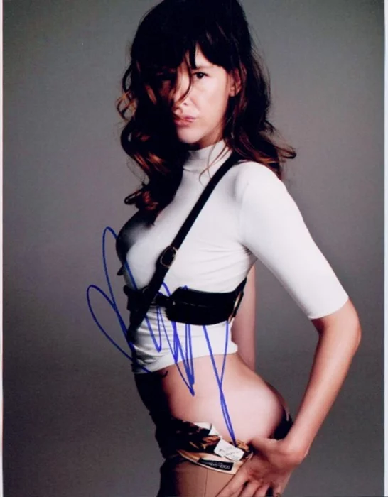 Paz de la Huerta autograph