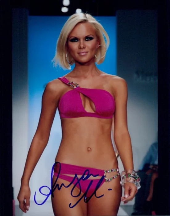 Anya Monzikova autograph