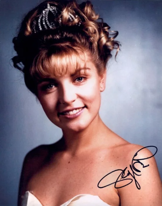 Sheryl Lee autograph