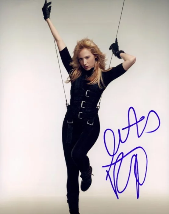 Beth Riesgraf autograph