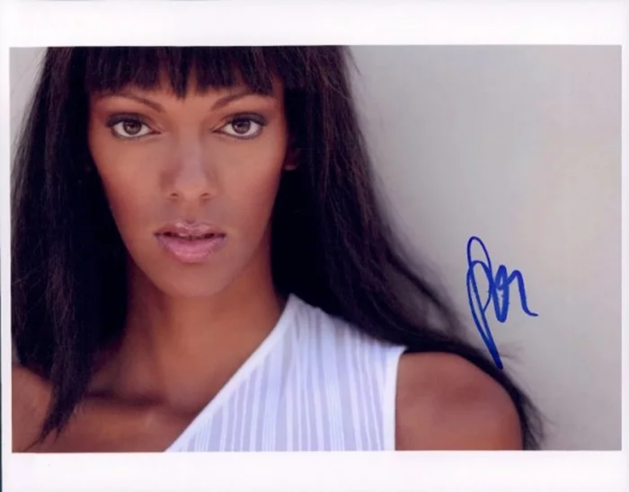 Judith Shekoni autograph