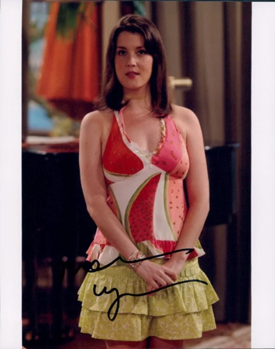Melanie Lynskey autograph