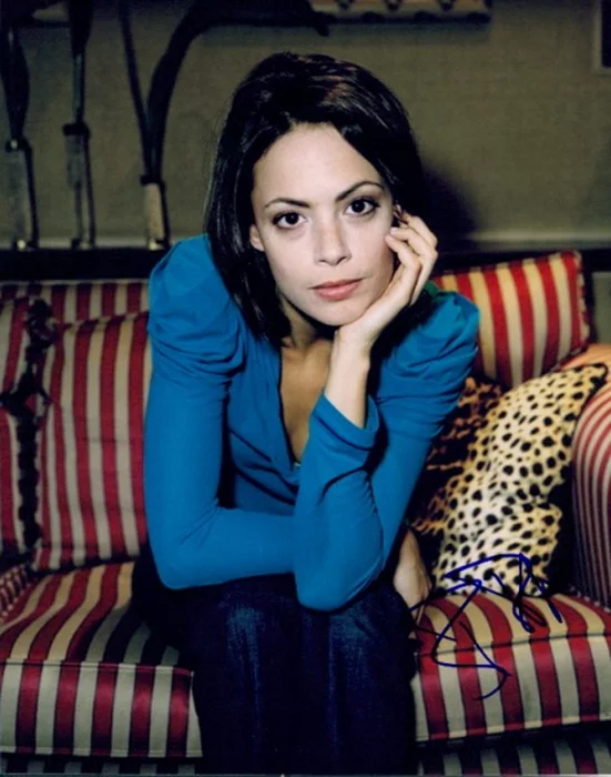 Berenice Bejo autograph