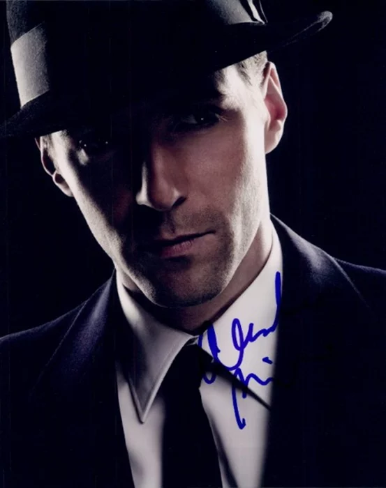 Alessandro Nivola autograph