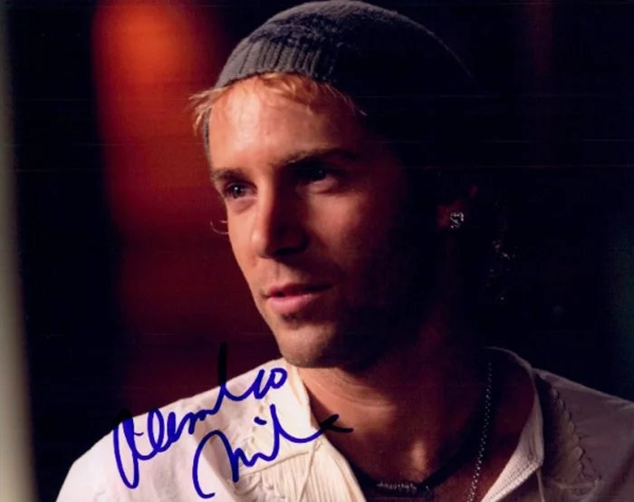 Alessandro Nivola autograph