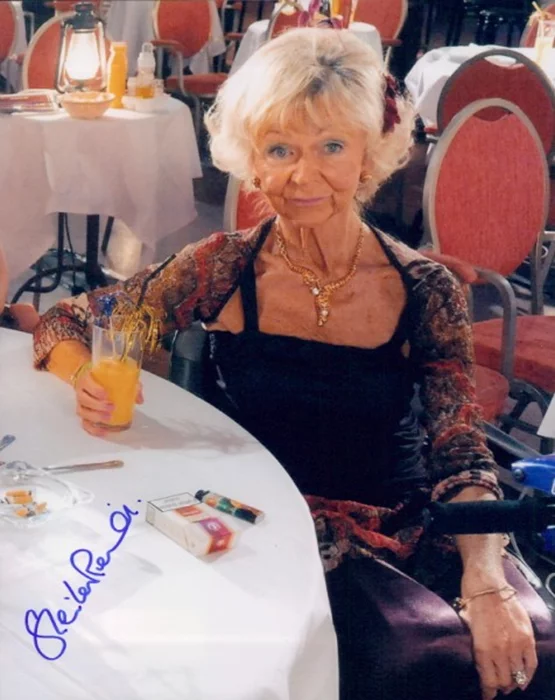 Sheila Reid autograph