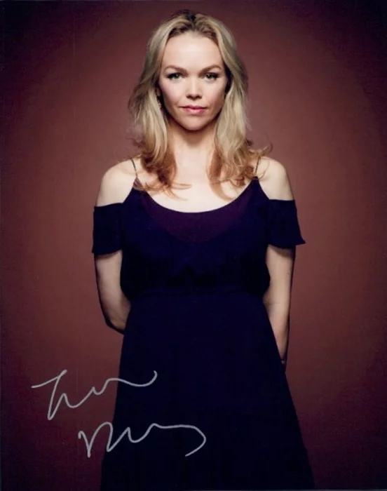 Lauren Bowles autograph