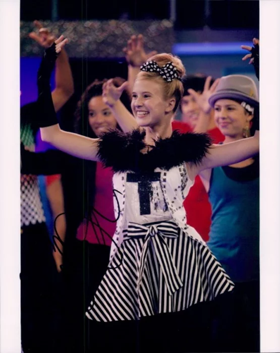 Caroline Sunshine autograph