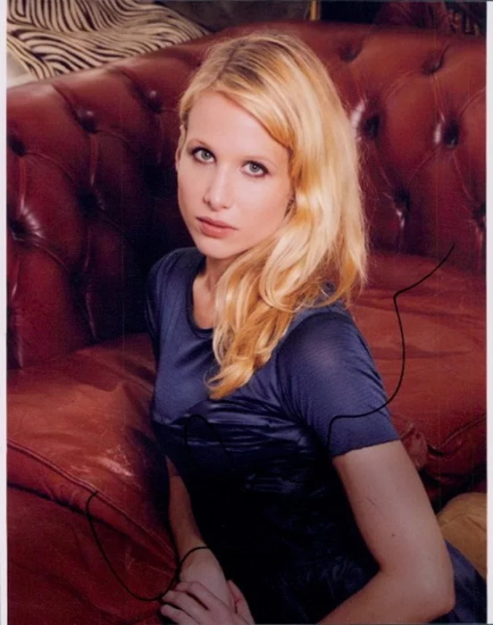 Lucy Punch autograph