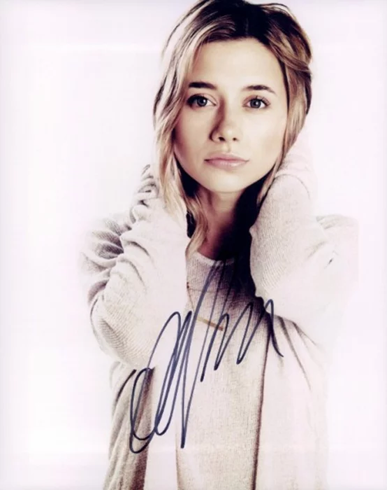 Olesya Rulin autograph