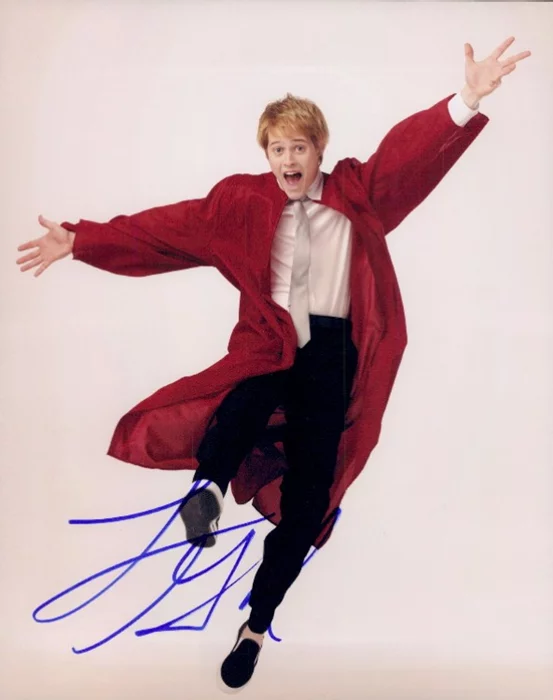 Lucas Grabeel autograph