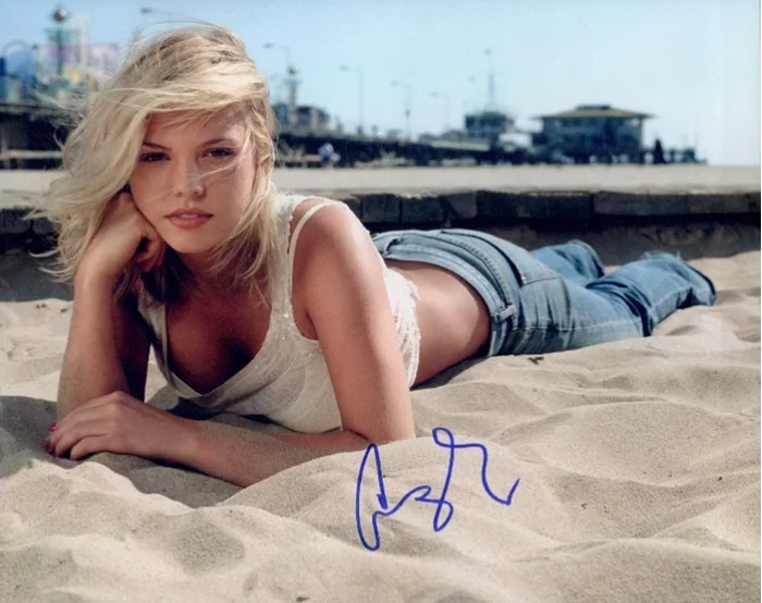 Agnes Bruckner autograph